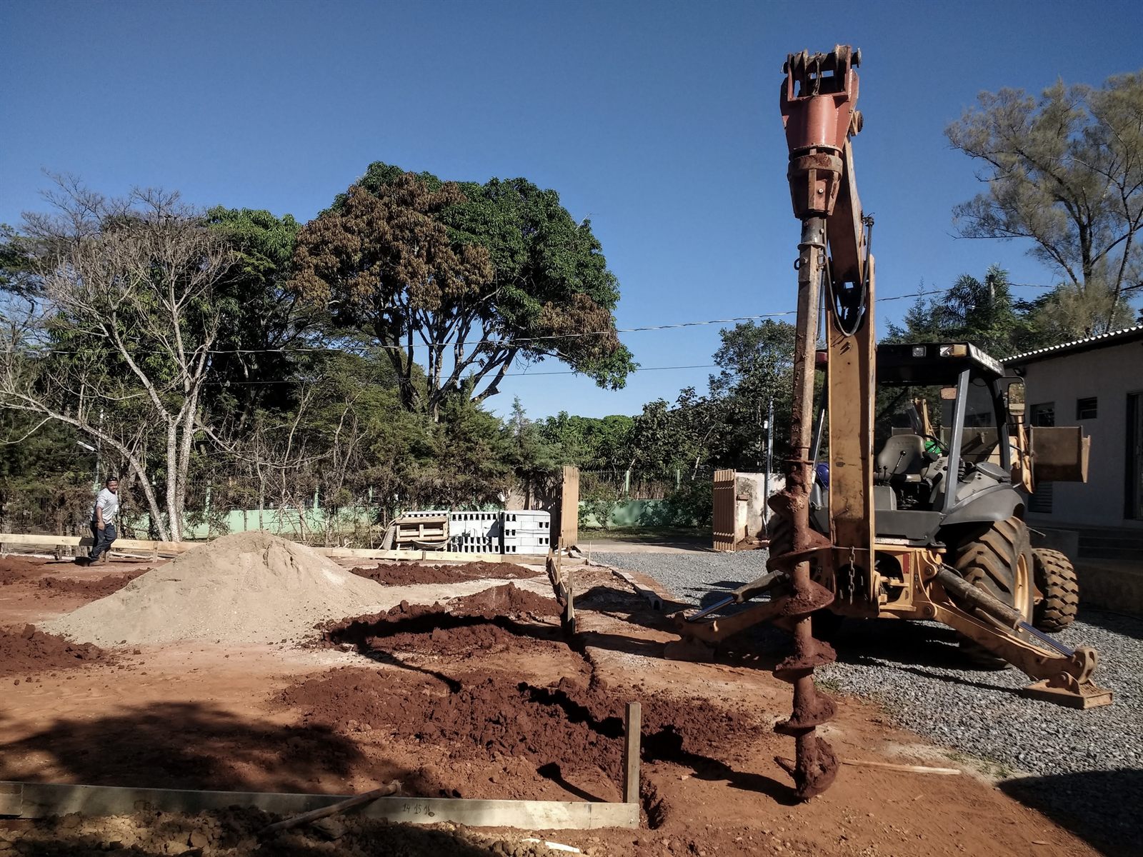 Acerto de terreno e remoção mecânica de camadas superficiais de solo